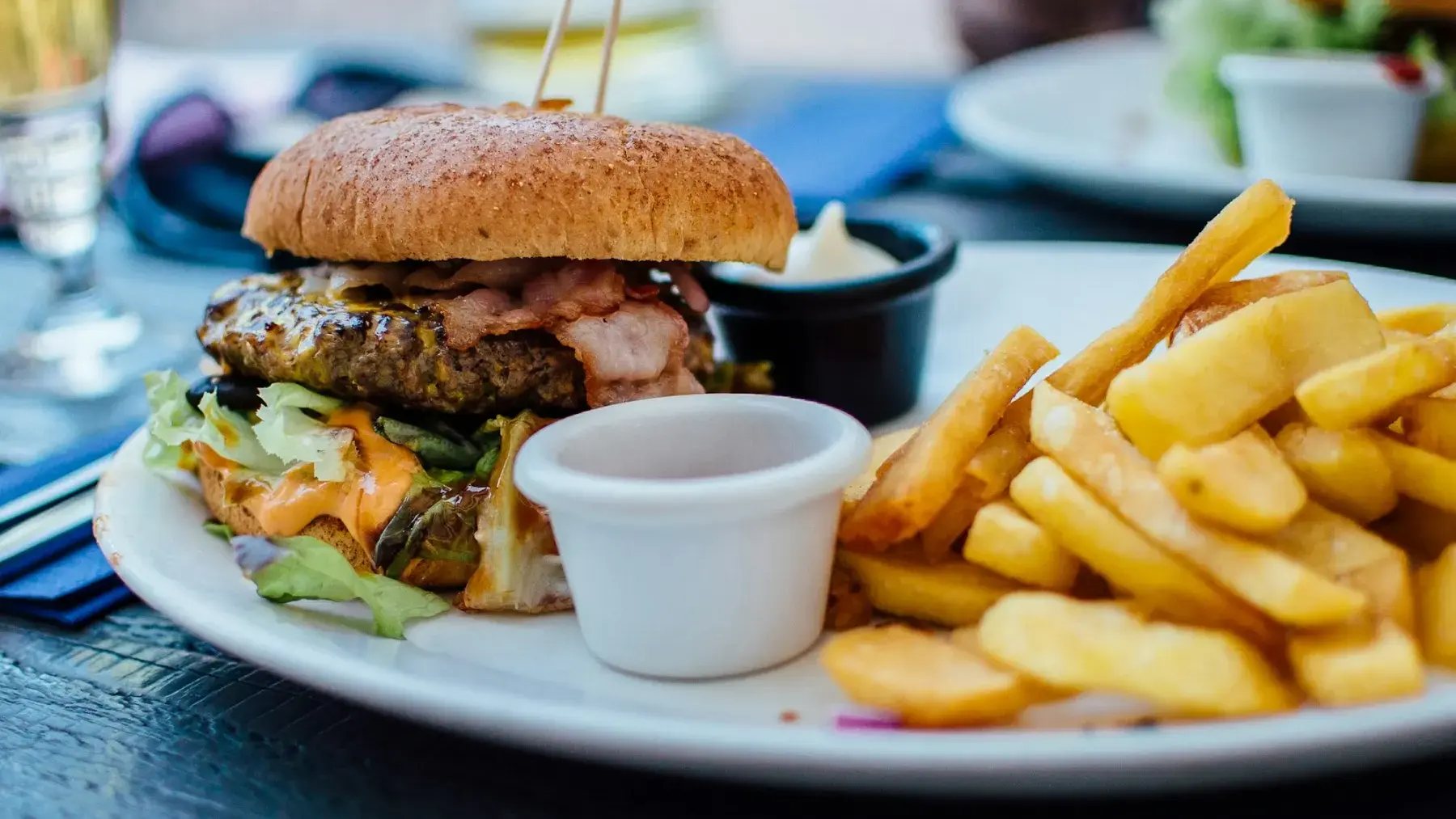 Hamburguesa servida en restaurante