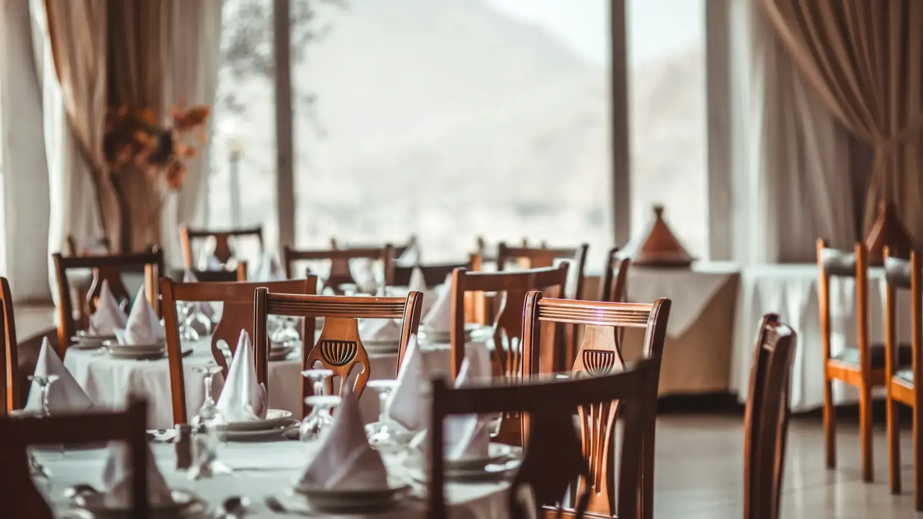 Mesa de restaurante preparada para clientes