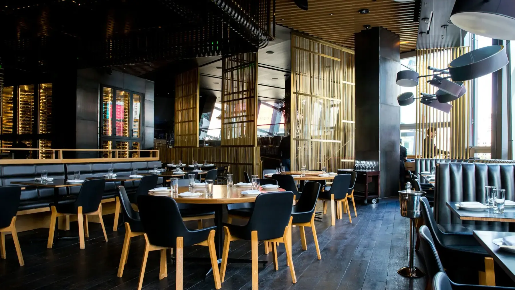 Interior de restaurante con mesas listas